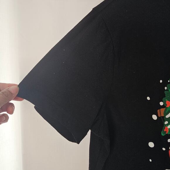 Old Navy Women's Black Graffic Holidays Tshirt  size Midium - Picture 4 of 6